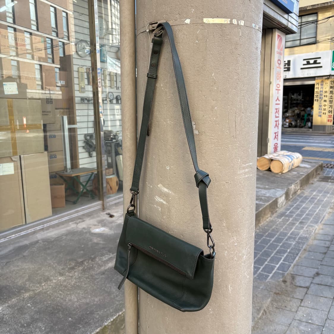 만다리나덕 집 어라운드 다크 그린 카프스킨 레더 백 상품이미지2