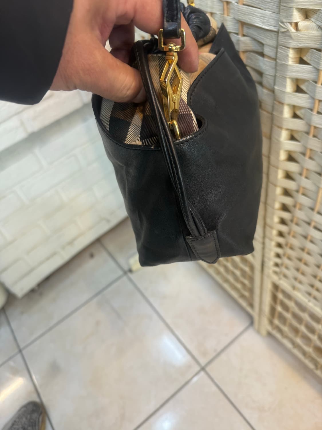 정품 버버리 리틀 크러쉬 버킷 크로스백 팝니다 상품이미지3