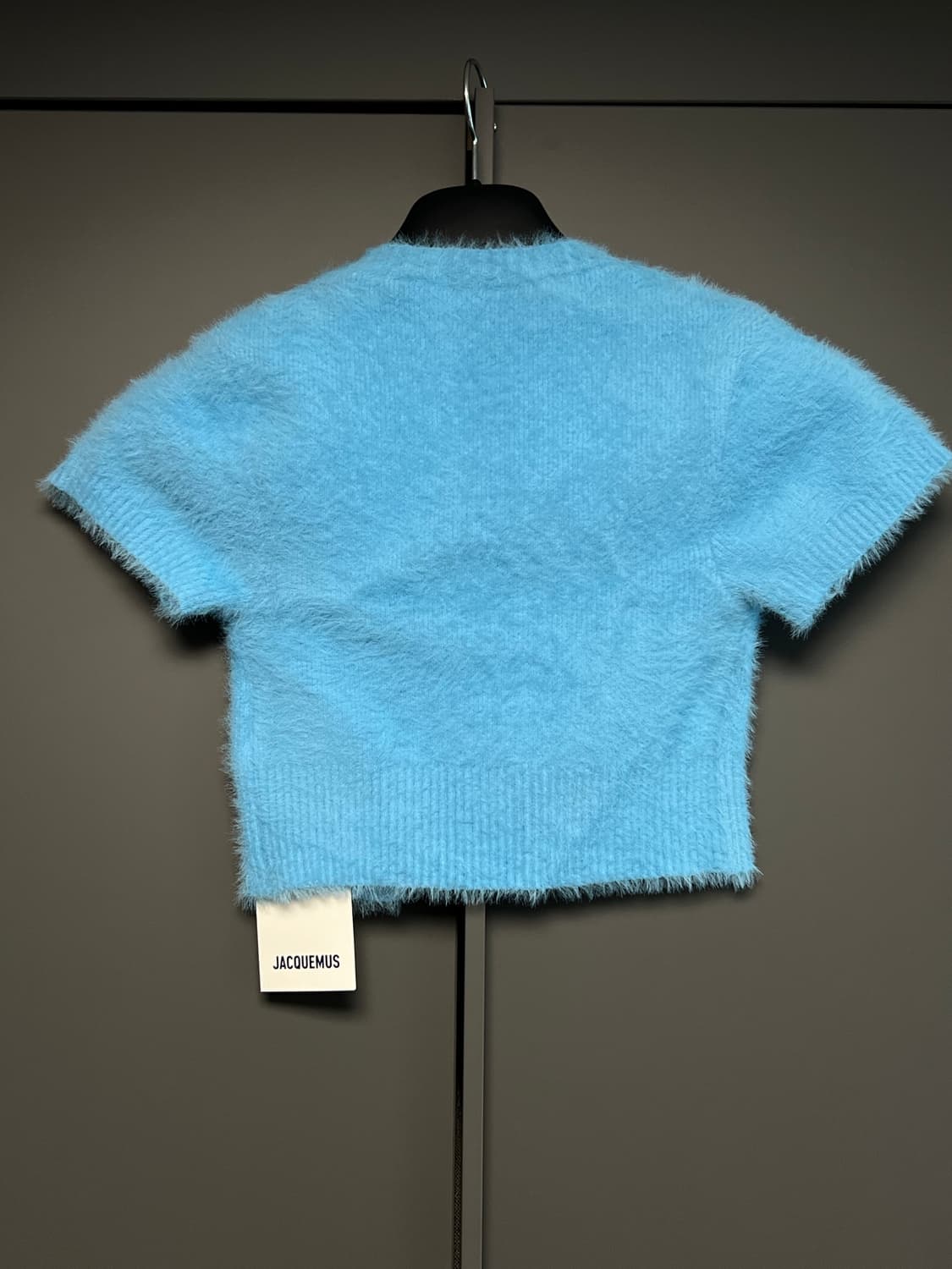 자크뮈스 22SS 라 마이유 네브 플러피 참 로고 가디건 라이트 블루 상품이미지2