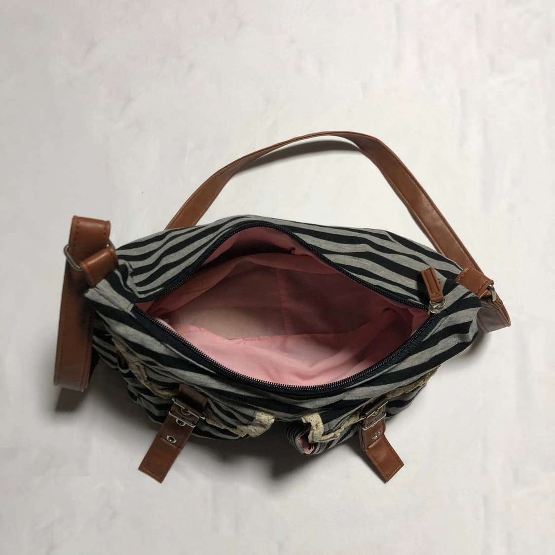 스트라이프 레더 크로스백  그레이 상품이미지5