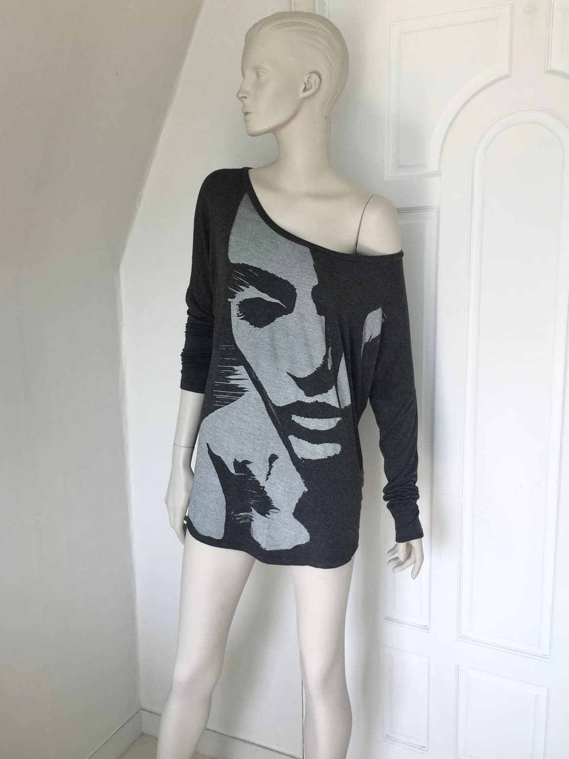 Abercrombie Asymmetric Graphic Sleeve 상품이미지1