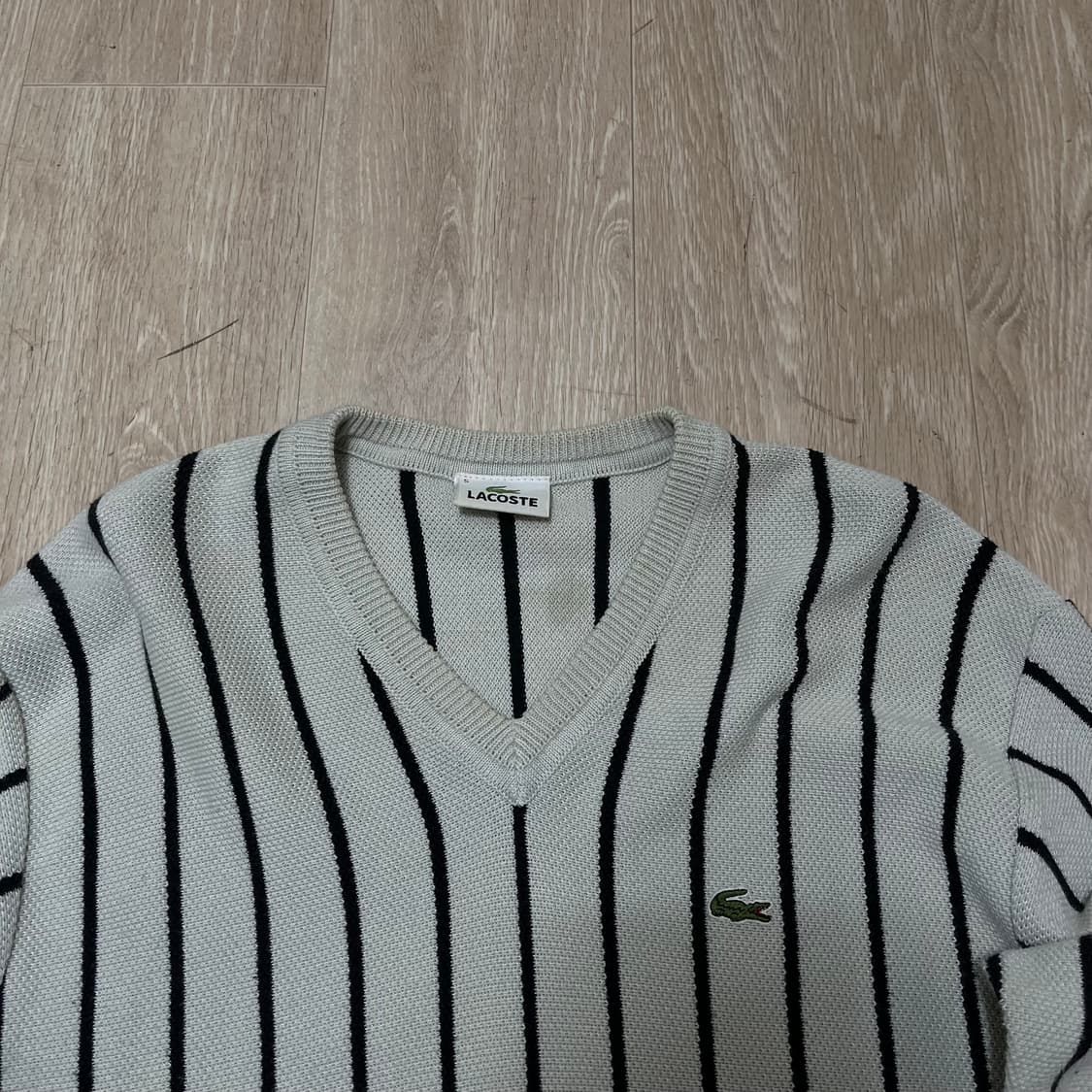 라코스테 스트라이프 자수로고 브이넥 니트 5사이즈 상품이미지2