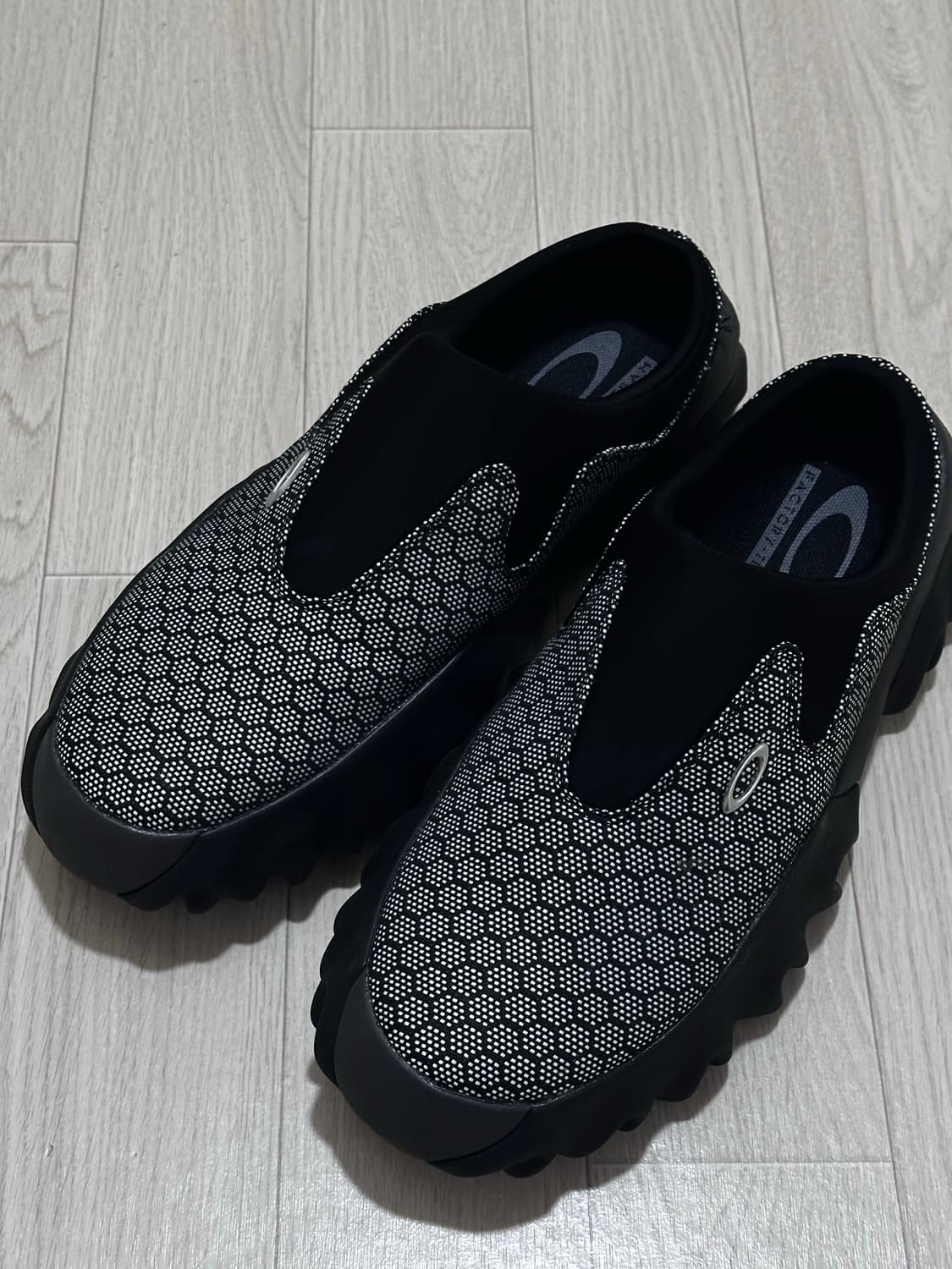 [280] 오클리 팩토리팀 찹쏘우 뮬 허니콤 블랙 상품이미지1