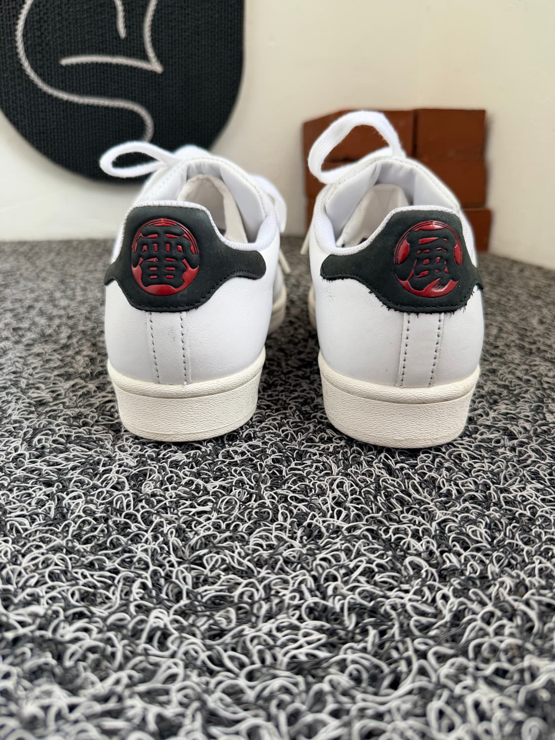 아디다스 슈퍼스타 '풍신뇌신' 커스텀 에디션 (White/Black) 상품이미지3