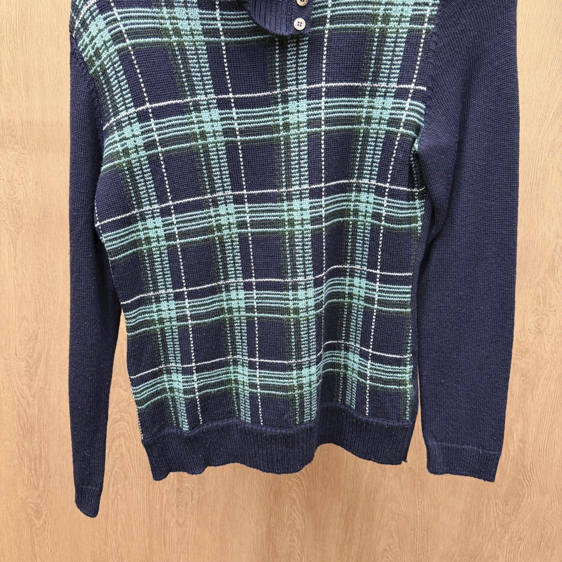 아쿠아스큐텀 하프넥 긴팔 니트 타탄 체크 패턴 비대칭 버튼 디테일 네이비 상품이미지5