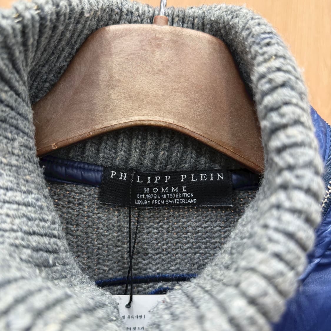 필립 플레인 옴므 패딩 점퍼 메탈 로고 플라크 자수 디테일 블루 그레이 상품이미지8