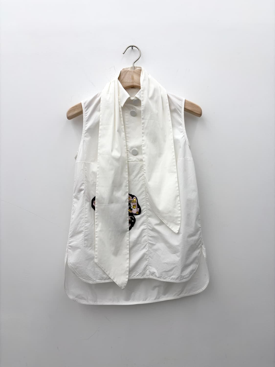 FLOWER DETAIL SLEEVELESS SHIRT 상품이미지1