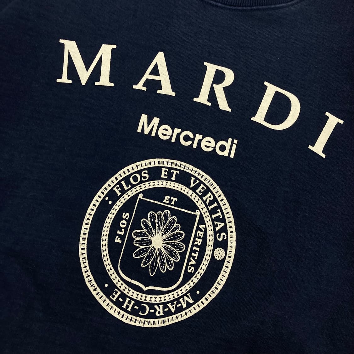 마르디 메크르디 네이비 컬러 빅로고 맨투맨 상품이미지2