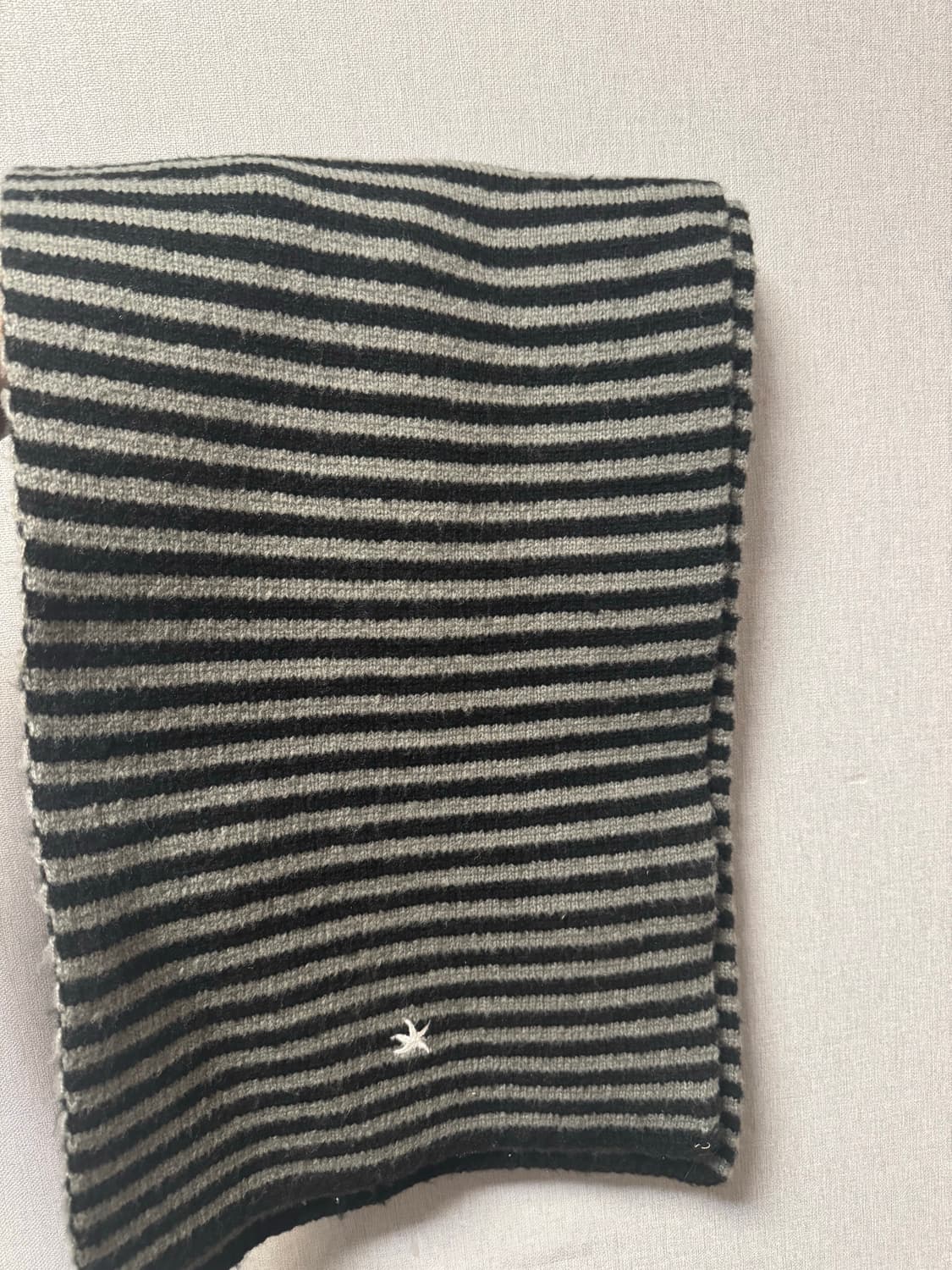 더콜디스트모먼트 미니 로고 스트라이프 머플러 (블랙/그레이) 상품이미지3