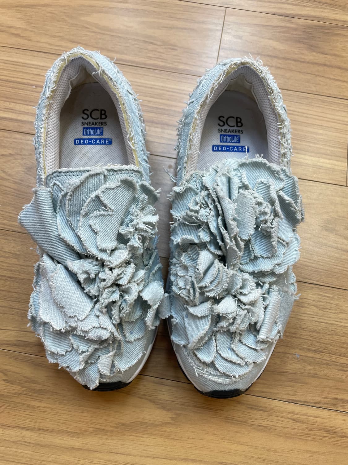 슈콤마보니 플라워 장식 데님 스니커즈입니다
- SCB 스니커즈
- Ort 상품이미지1