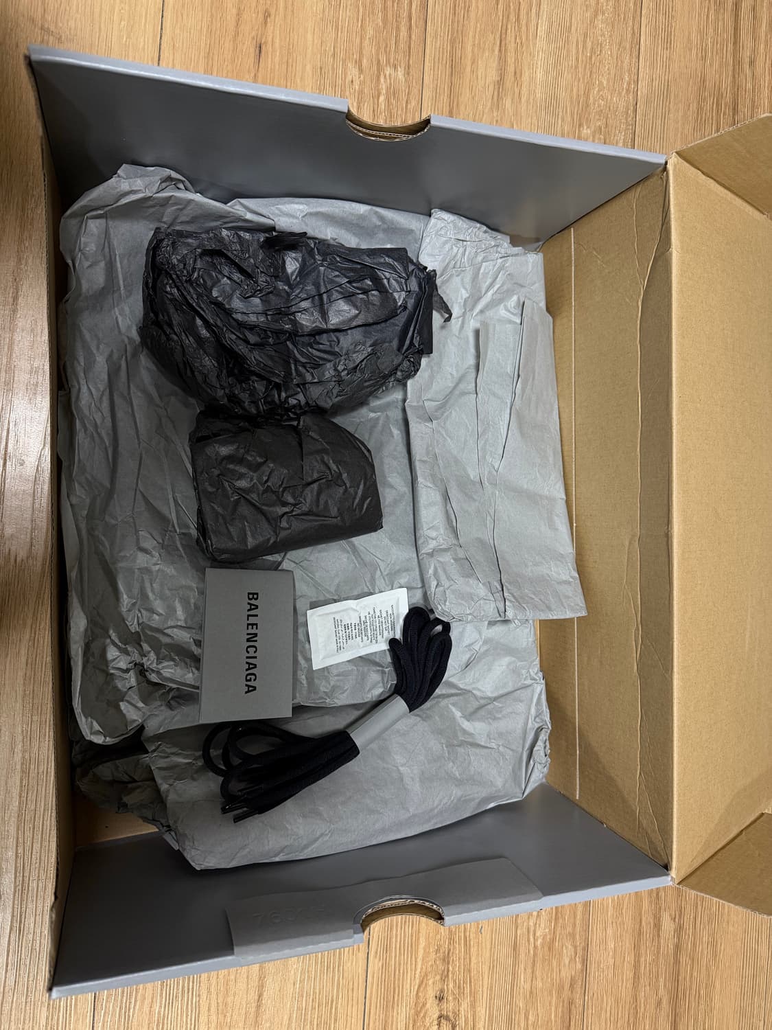 발렌시아가 디펜더 41 상품이미지6