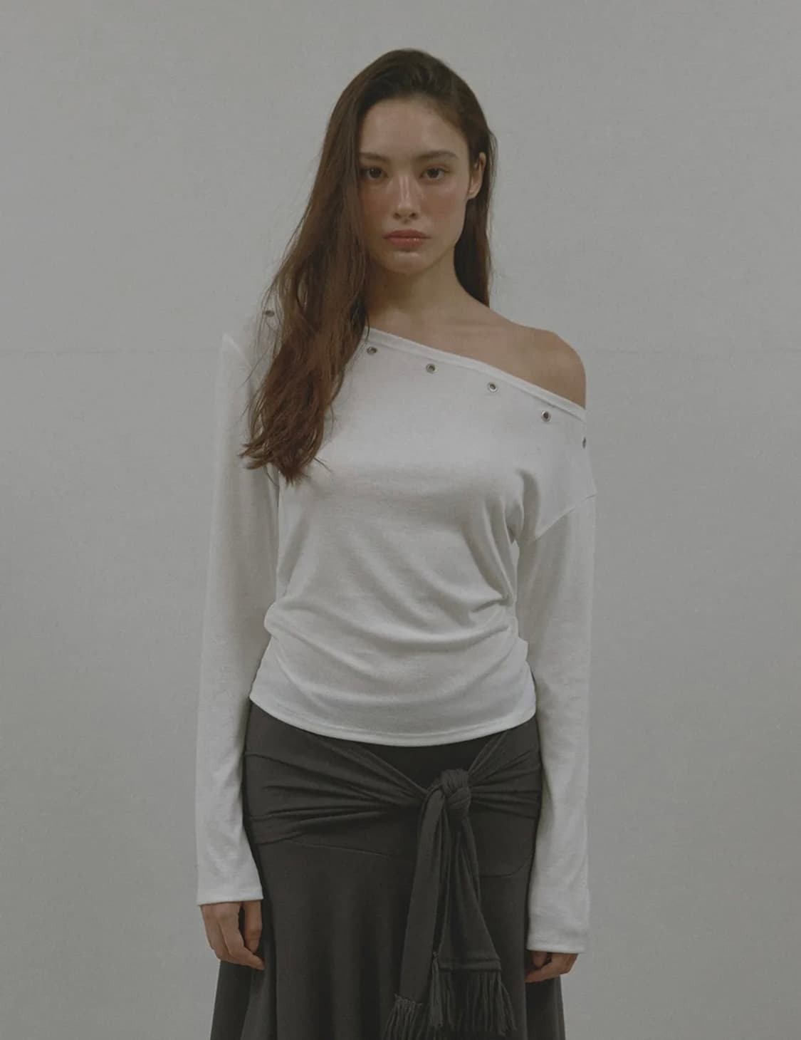 아수라 아일렛 원 숄더 롱 슬리브리스 티셔츠 아이보리 상품이미지1