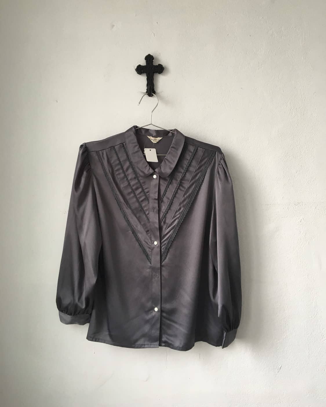 Line detail glossy blouse 상품이미지2