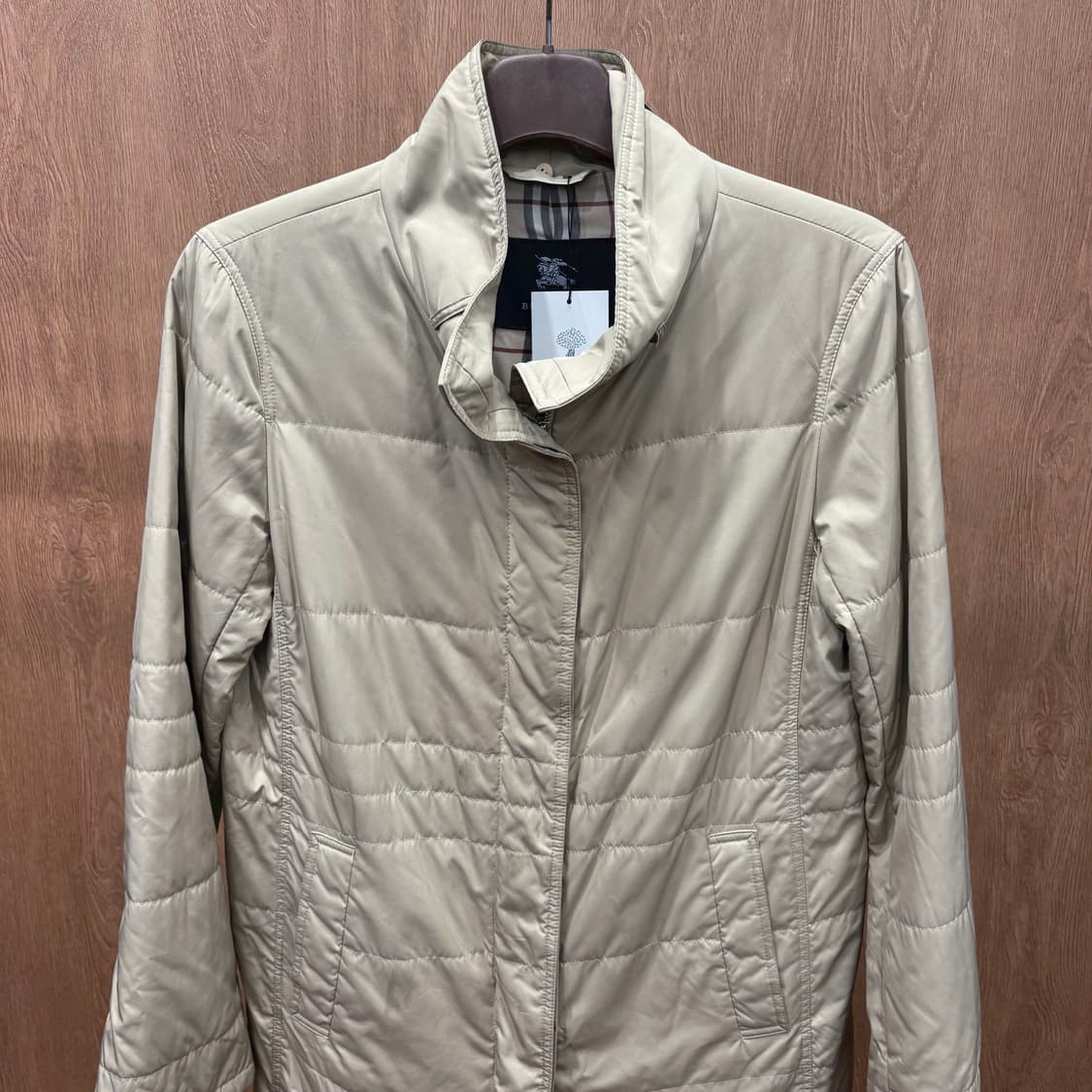 버버리 런던 하이넥 미디 경량 패딩 점퍼 클래식 체크 안감 디테일 베이지 상품이미지4