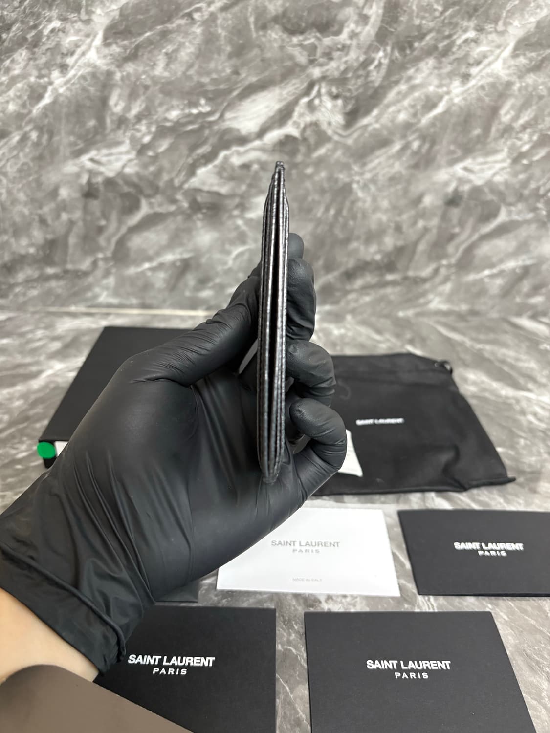 입생로랑 그랑 드 뿌드르 엠보스드 카드지갑 상품이미지5