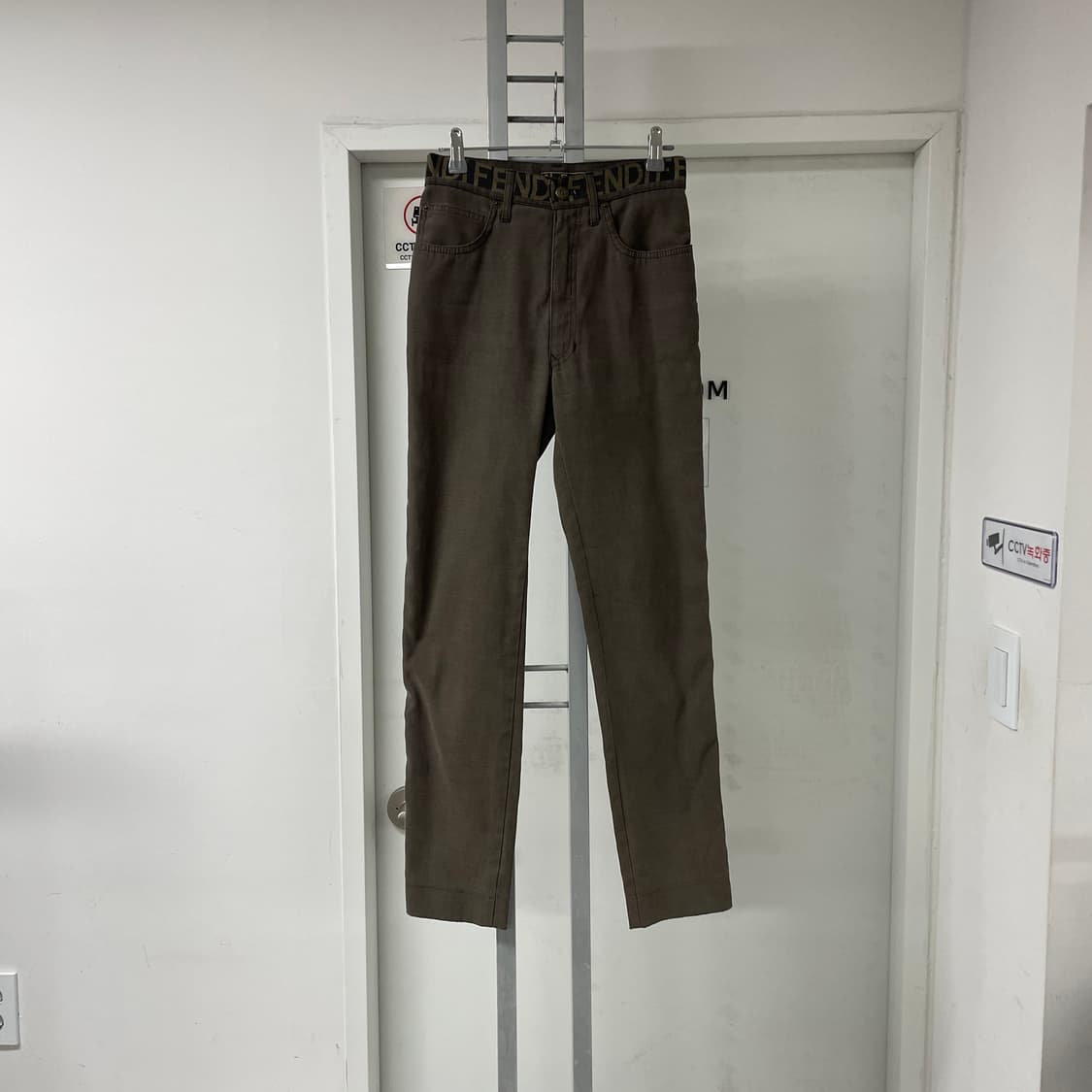 펜디 주카 로고 팬츠 42(W) 상품이미지1