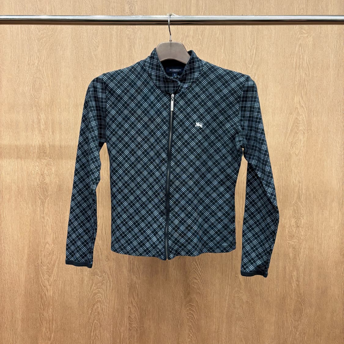 버버리 런던 져지 집업 가디건 그레이 체크 패턴 로고 자수 디테일 블랙 상품이미지2