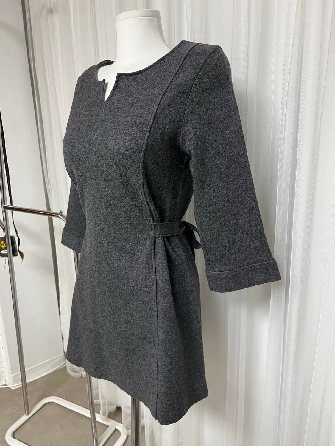 차콜 롱 슬리브 뒷리본 벨트 원피스 상품이미지3