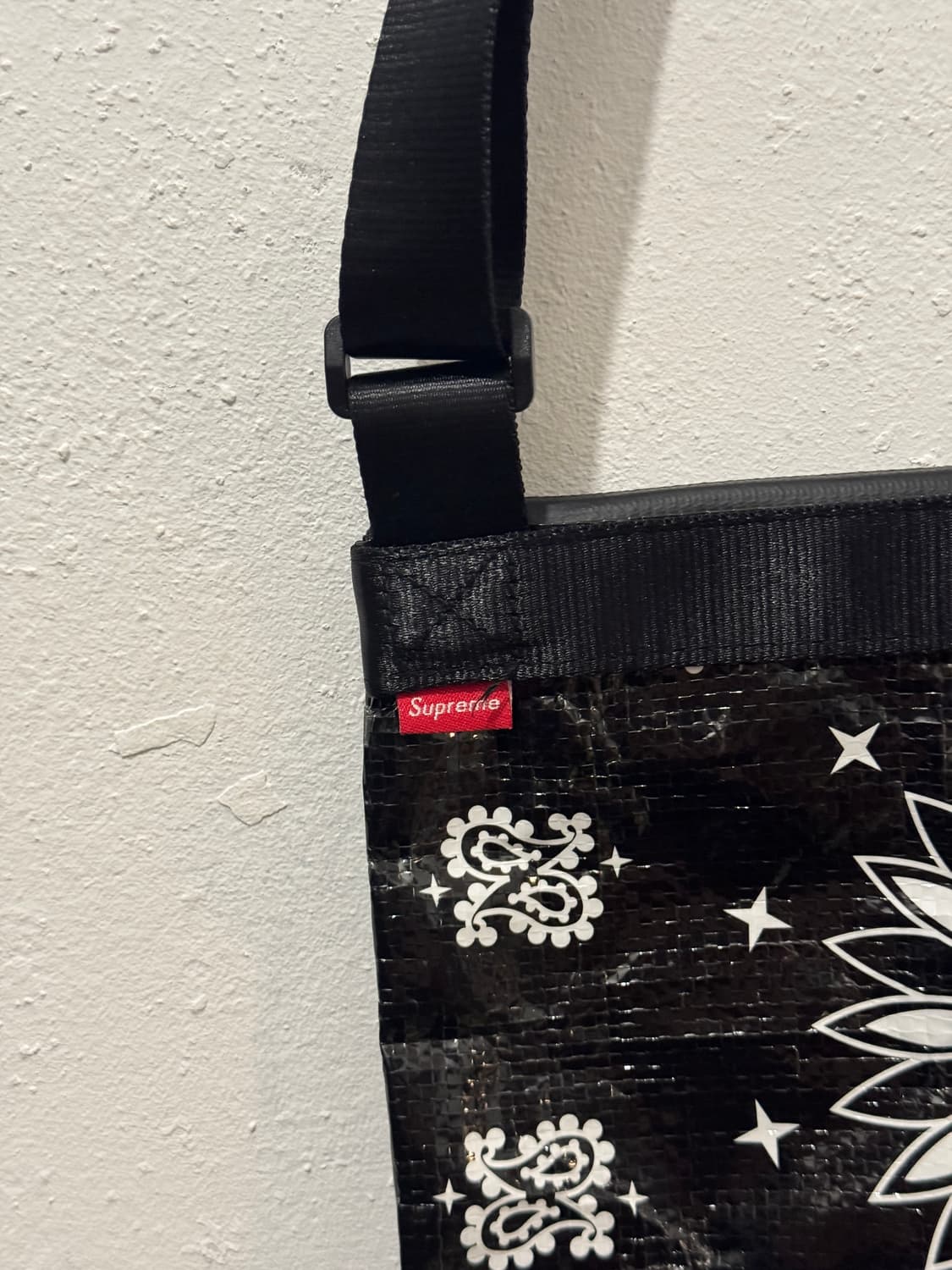 슈프림 반다나 타프 크로스백 상품이미지4