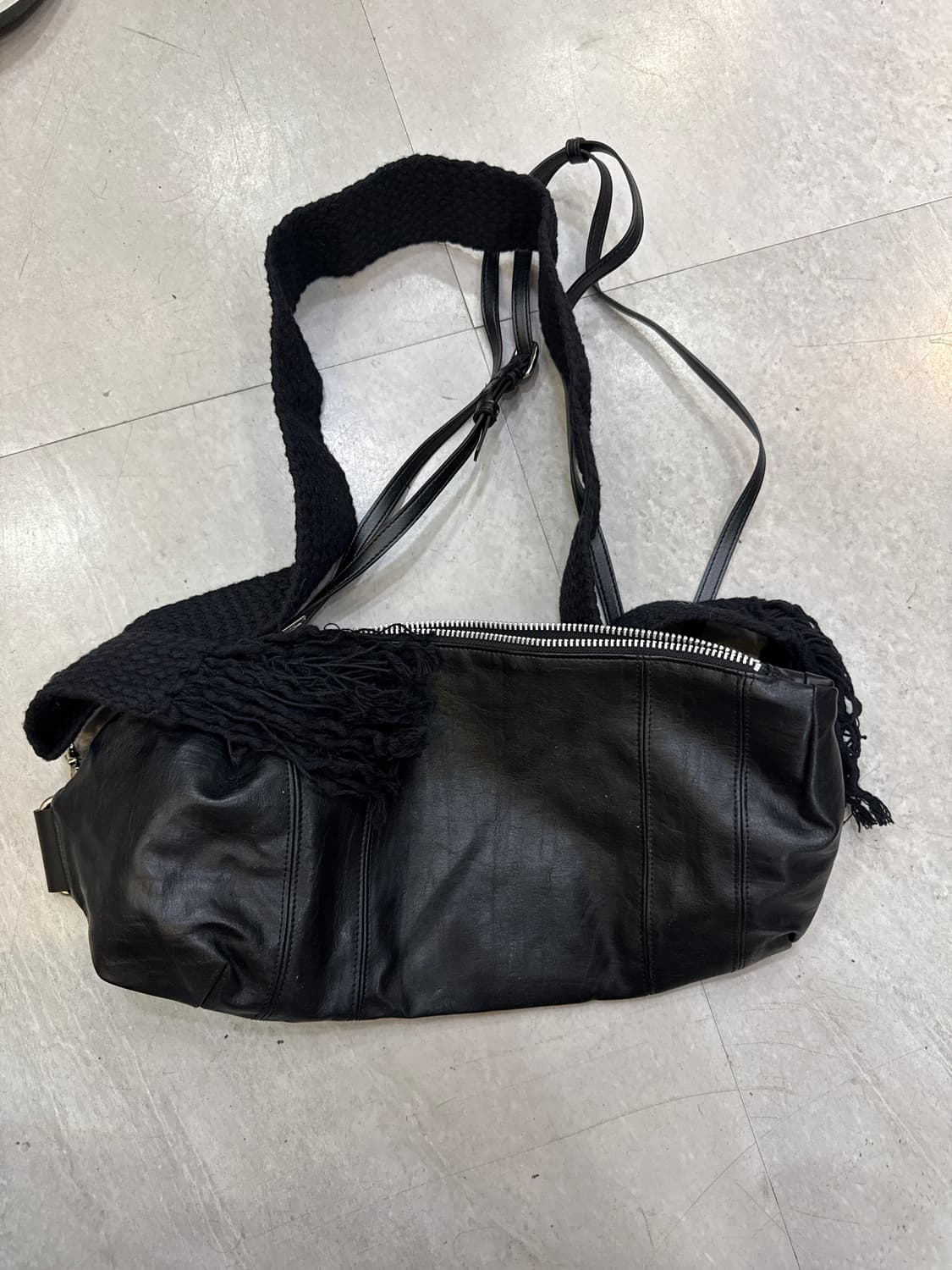 BLACK eco leather tassle cross bag 상품이미지1