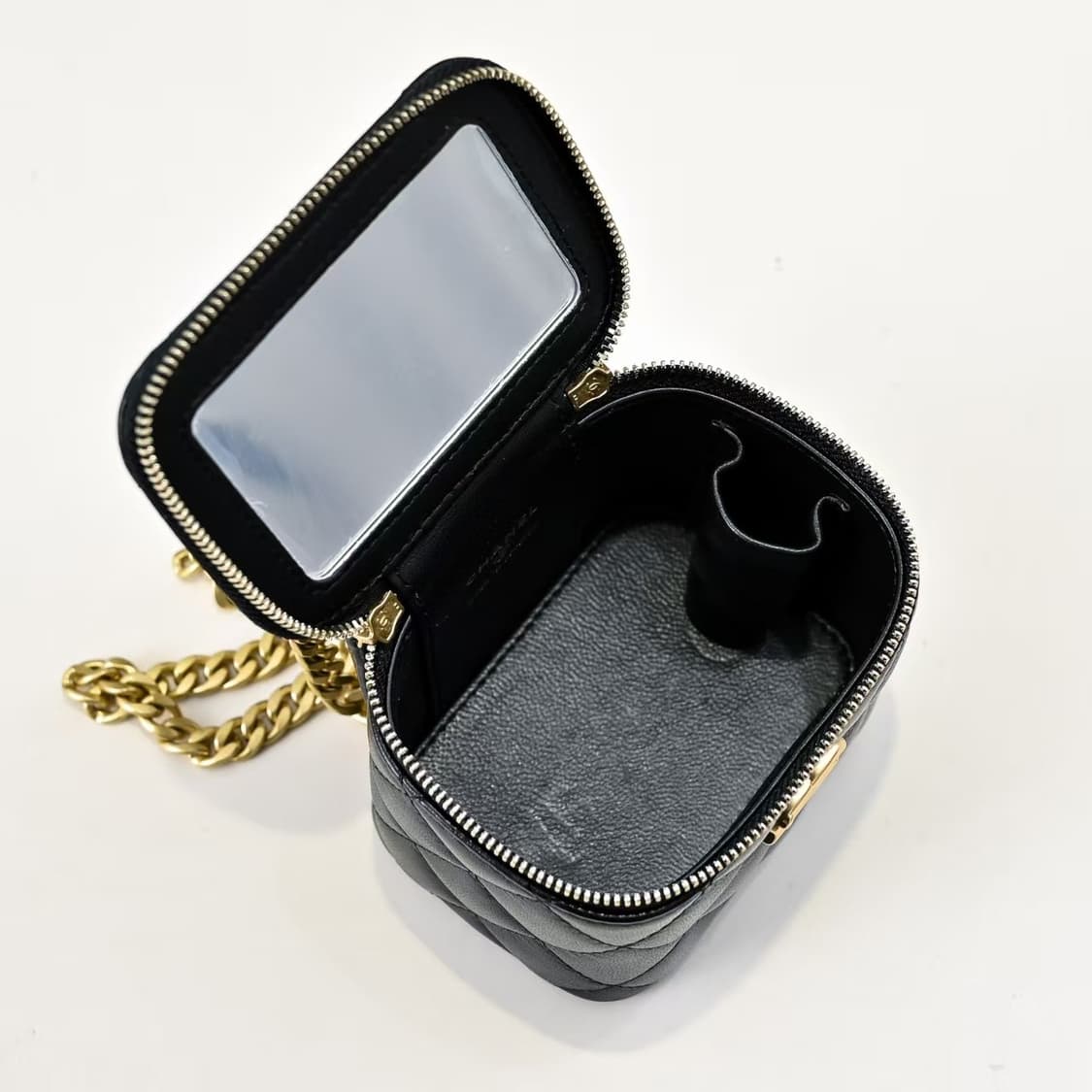샤넬 스몰 체인 코스메틱 케이스 램스킨 & 골드 메탈 블랙 내부 거울  상품이미지6