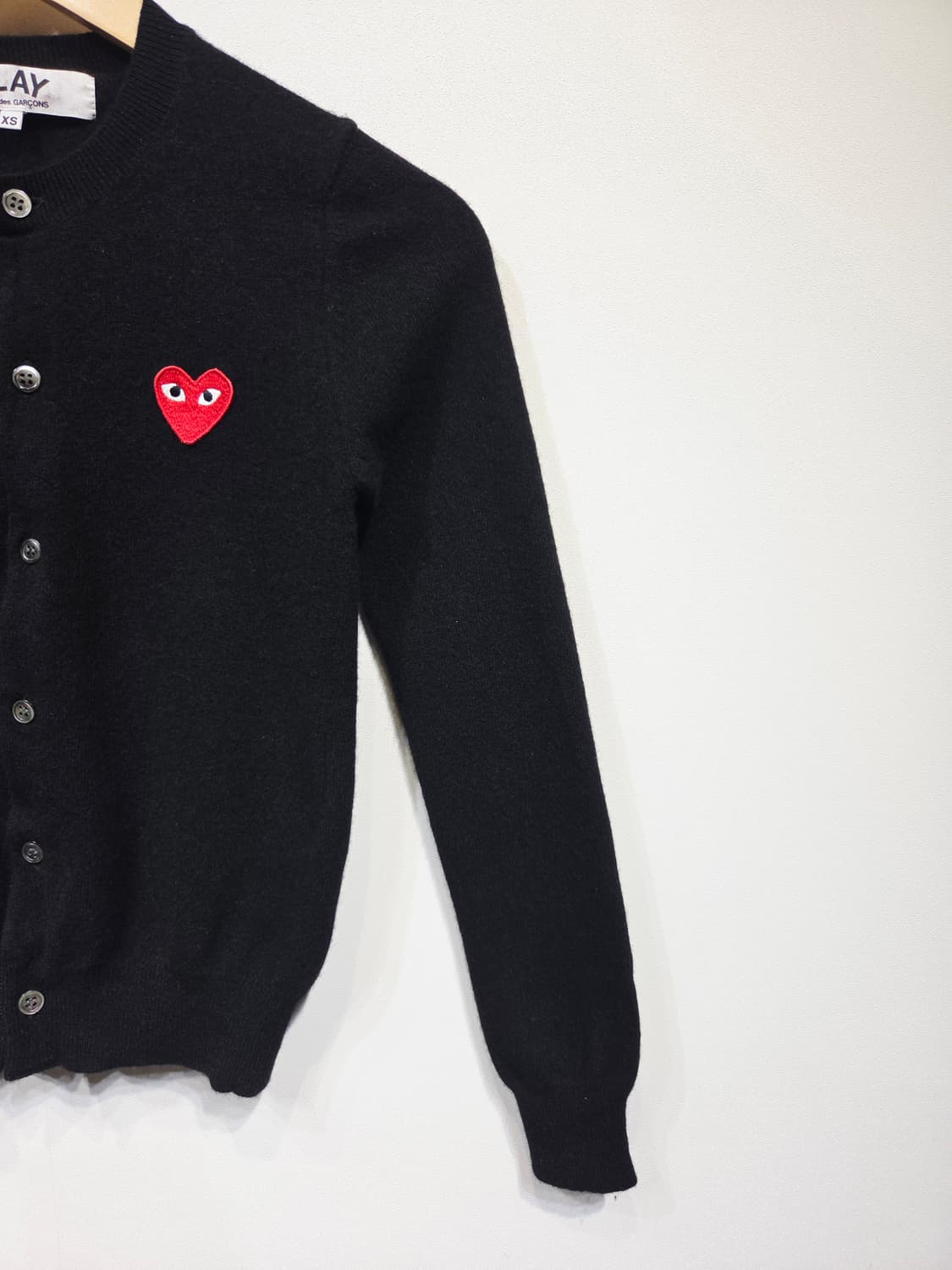 꼼데가르송 플레이 레드 와펜 라운드 가디건 블랙 상품이미지4