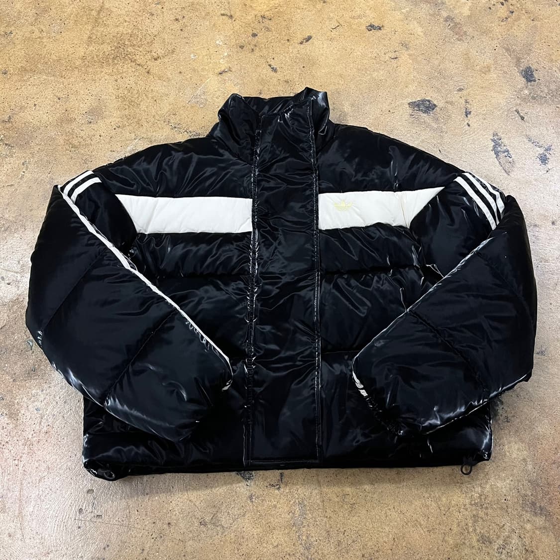 아디다스 유광 블랙 트랙탑 숏패딩  상품이미지2