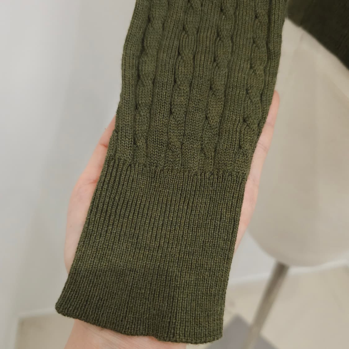 카키 오프숄더 꽈베기 니트 상품이미지9