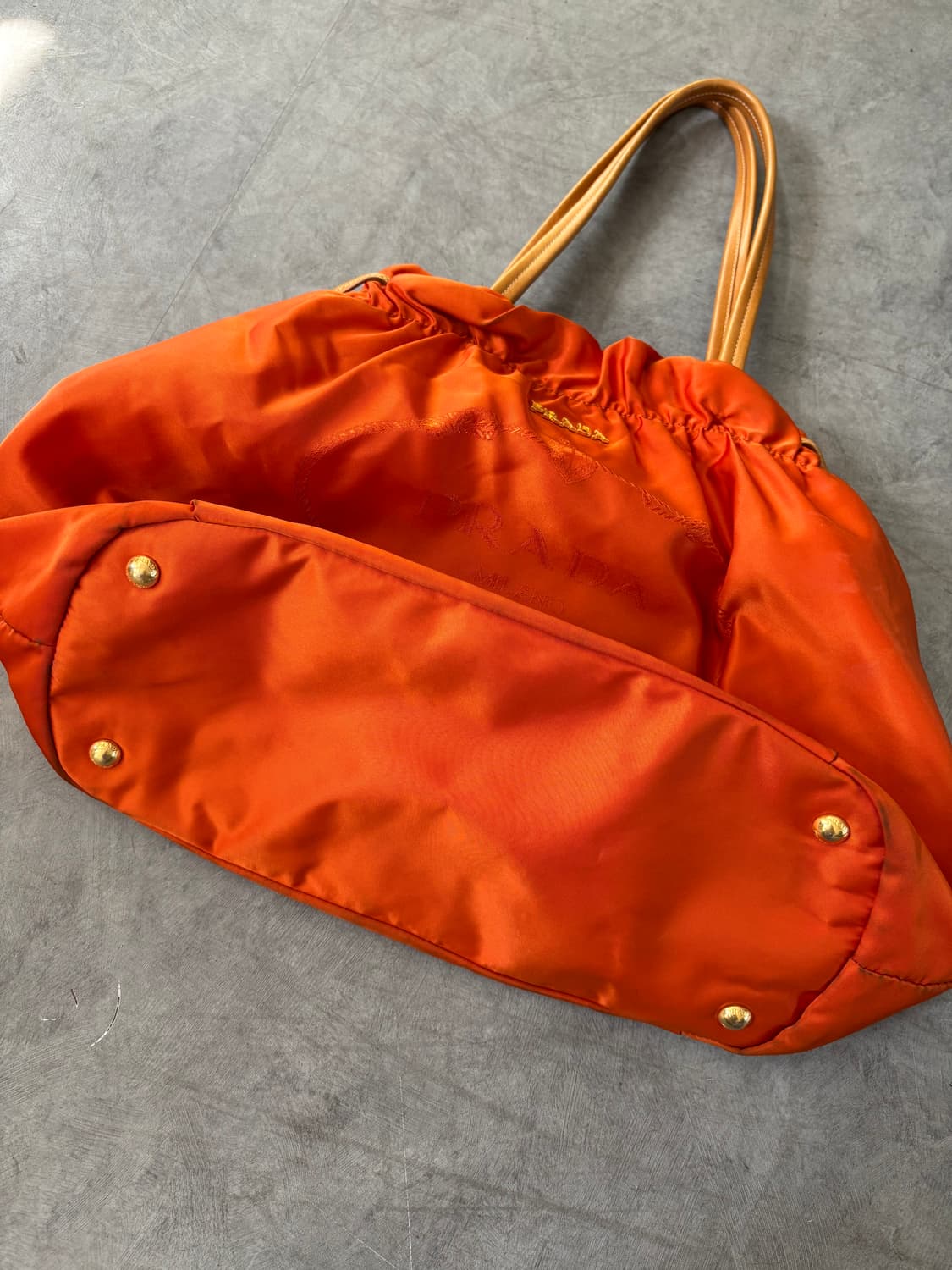 Prada 프라다 로고 드로스트링 오렌지 토트백 상품이미지8