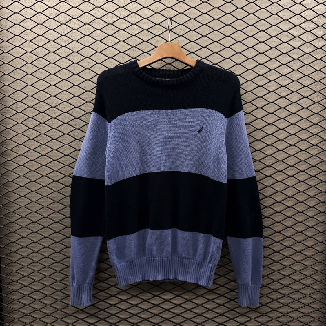 노티카 와이드 스트라이프 코튼니트 톤다운 컬러블럭 로고 디테일 네이비블루 상품이미지2