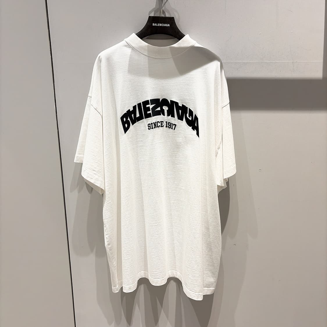 (정품/새상품) 발렌시아가 공용 화이트 백플립 로고 오버사이즈 티셔츠 상품이미지1