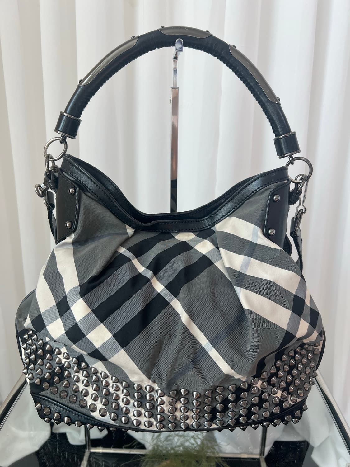 버버리 체크 스터드 호보백 상품이미지3