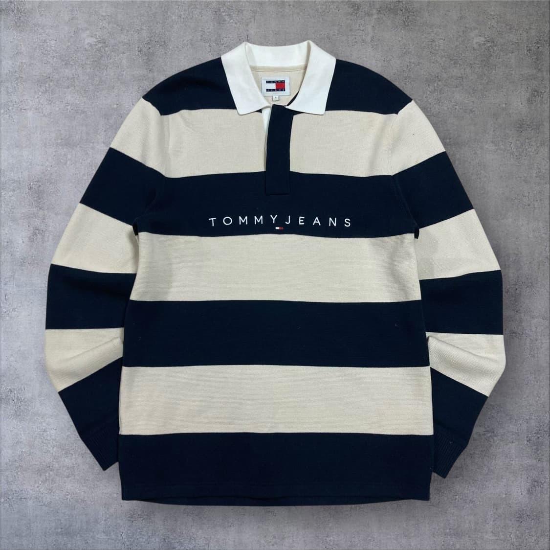 타미진스 스펠아웃 로고 믹스 컬러 단가라 카라 니트 상품이미지1