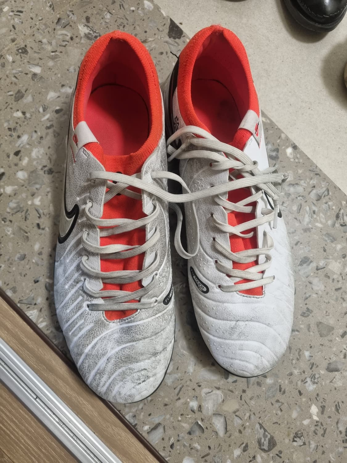 나이키 티엠포 레전드10 프로 TF 상품이미지2