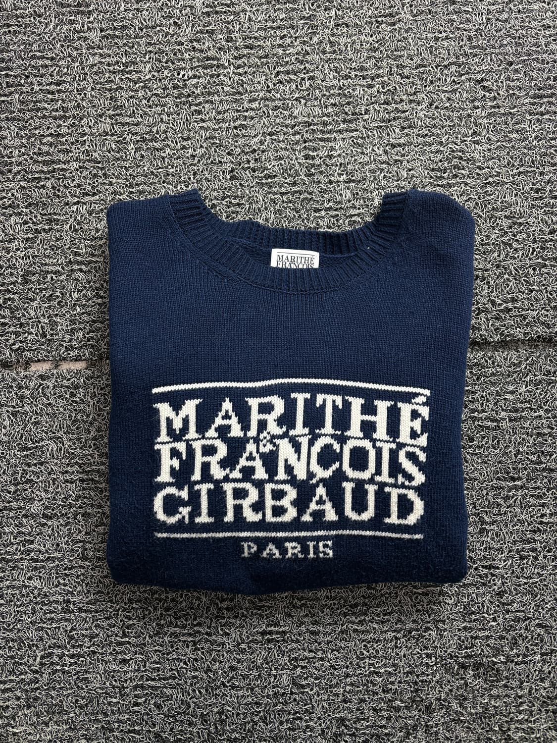 마리떼 센터빅로고 미니멀 크루넥 니트 2353 상품이미지1