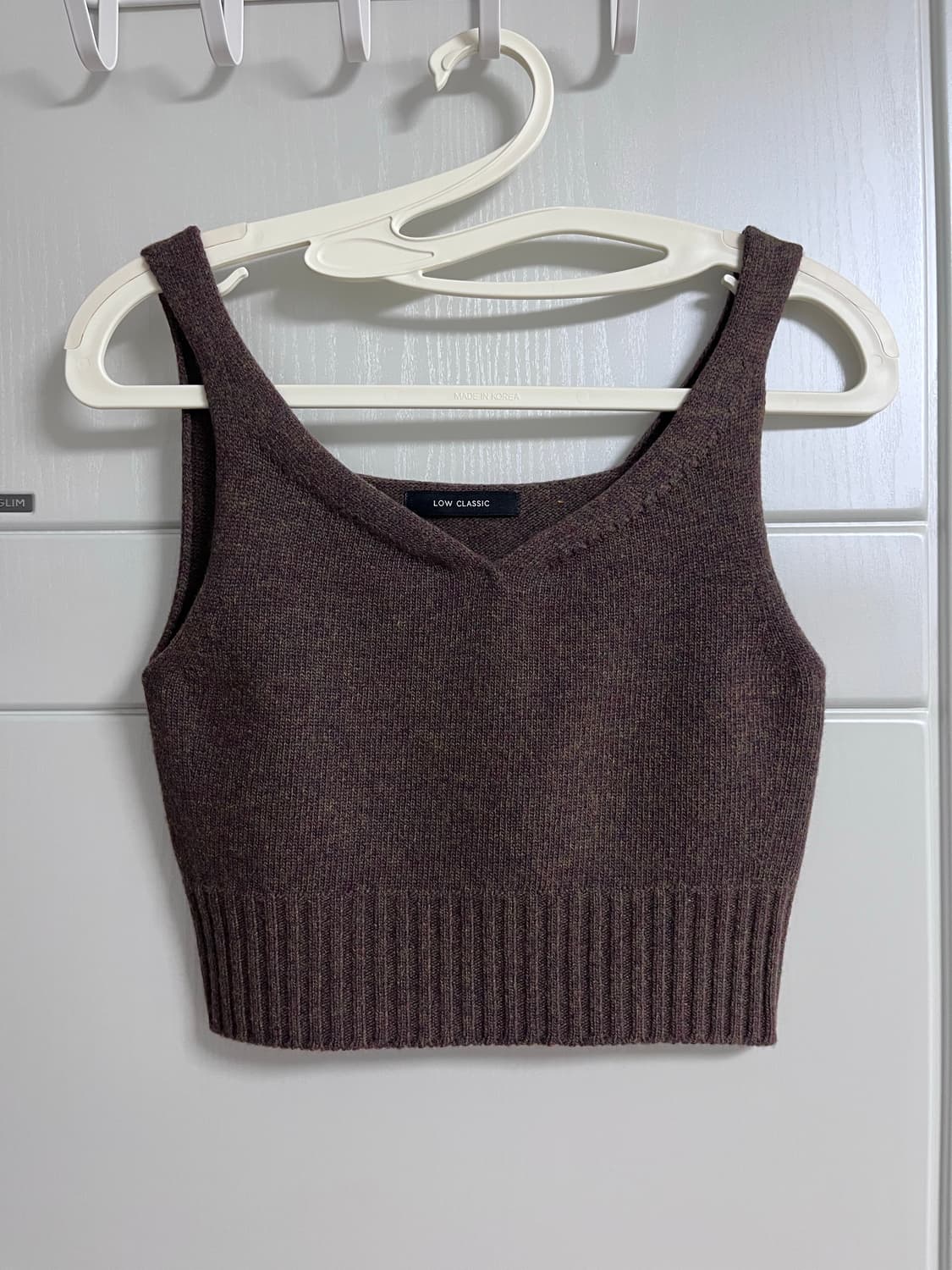 로우클래식 니트 슬리브리스 브라운 상품이미지1