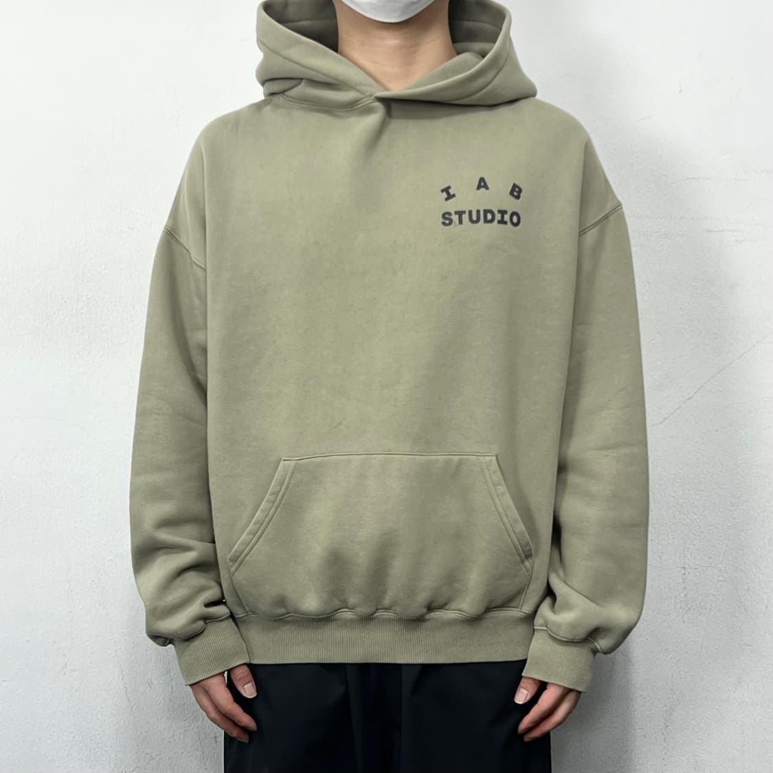 아이앱 스튜디오 백로고 후드티 올리브 상품이미지3