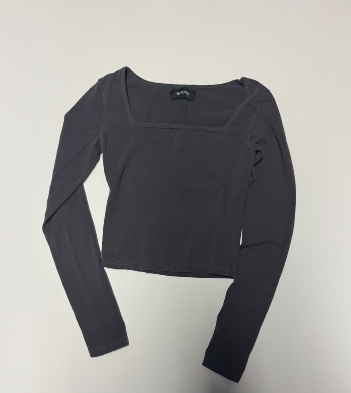 여성 블랙업 레빌리 스퀘어넥 긴팔 크롭 티셔츠 F 그레이 상품이미지1