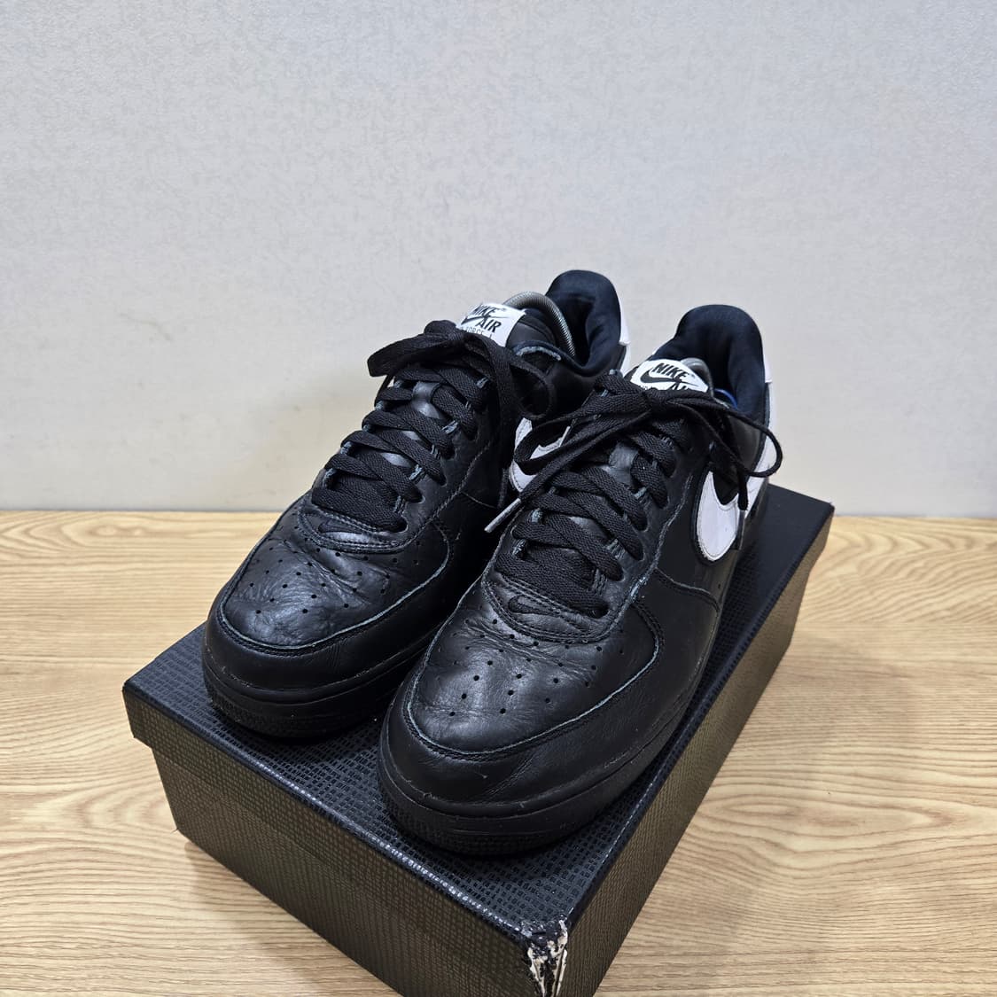 285 나이키 에어포스1 로우 레더 블랙 화이트 상품이미지1