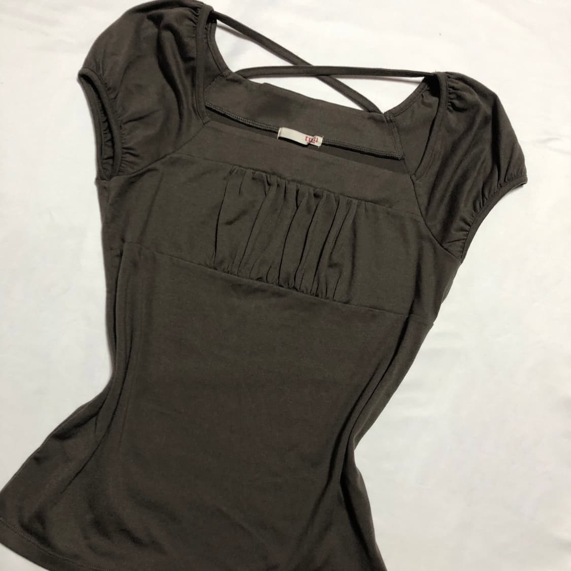 크로스 스트랩 퍼프 슬리브 티셔츠 카키 상품이미지2