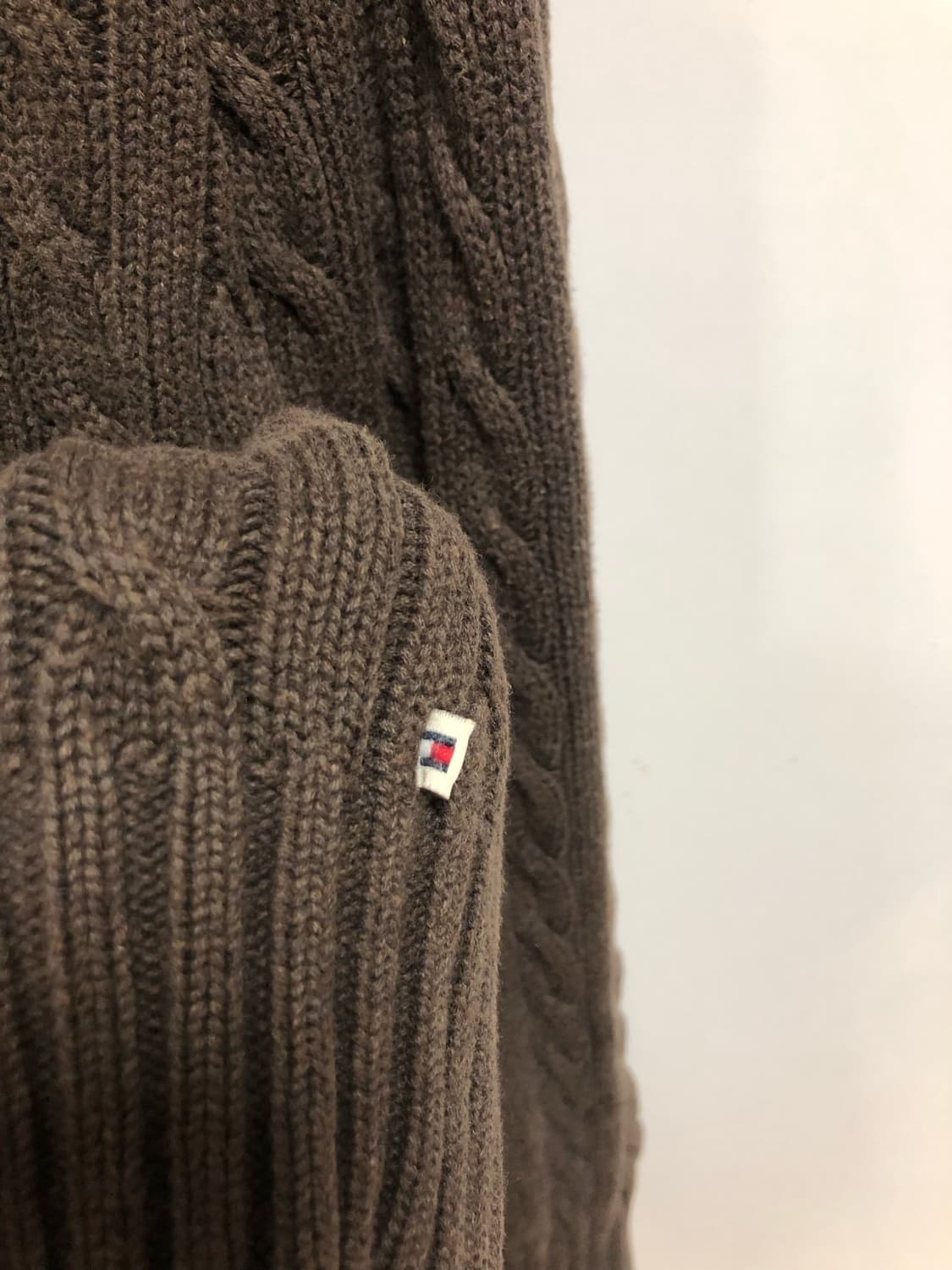 Tommy Hilfiger 브라운 브이넥 꽈배기니트 상품이미지4