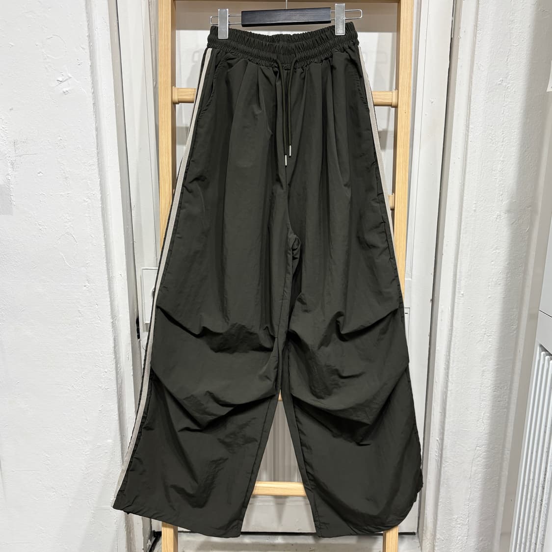 [새상품] 두줄 사이드라인 바스락 밴딩 와이드팬츠 상품이미지1