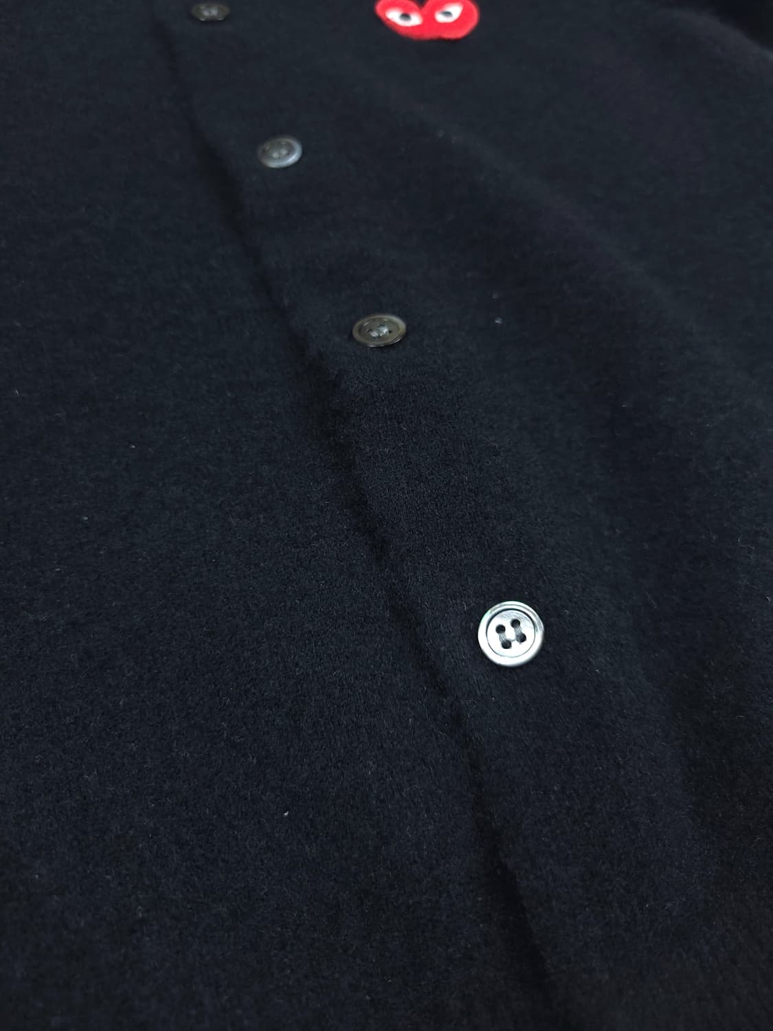 꼼데가르송 여성 라운드넥 플레이 가디건 레드와펜 블랙 상품이미지4