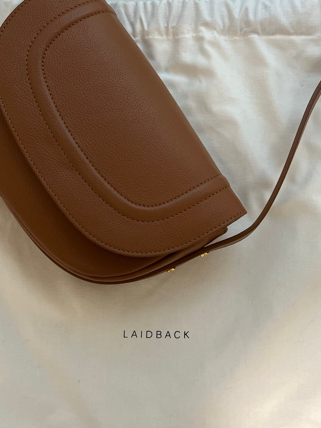 레이드백 LAIDBACK LONI 스몰 엠보 카멜색상 (5회 미만 착용) 상품이미지7