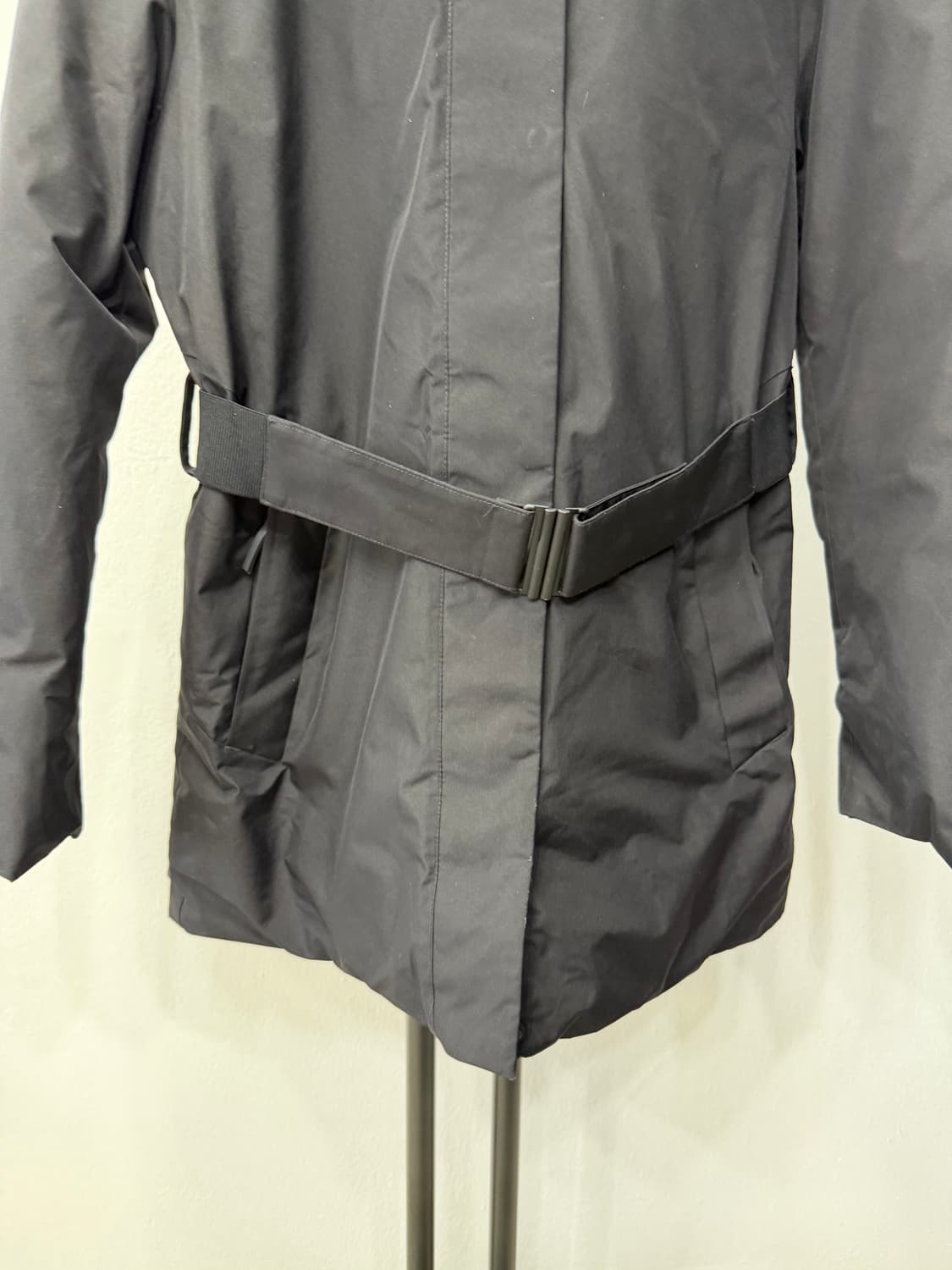 정품) 네파 여성 블랙  벨트 후드 구스패딩 95 상품이미지3