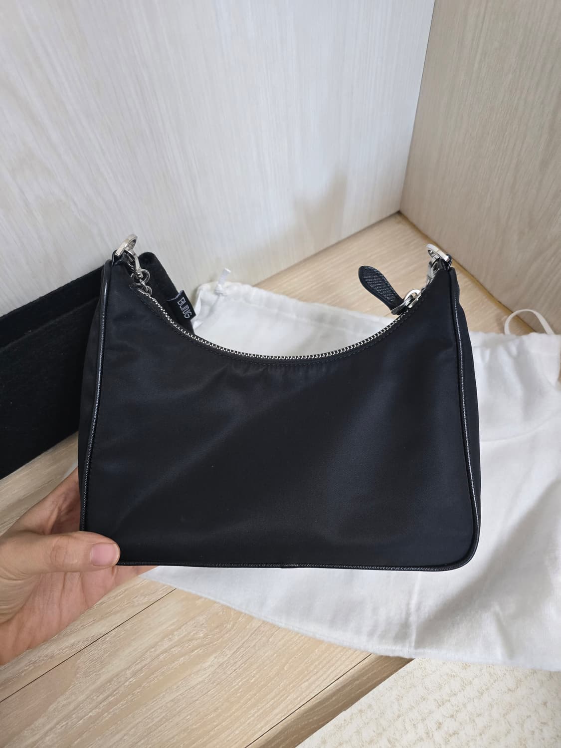 프라다 리에디션 2005 테수토 크로스백 상품이미지3