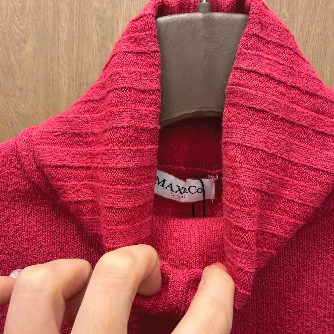 막스앤코 터틀넥 반팔 니트 골지 넥 밑단 디테일 슬림핏 레드 상품이미지6