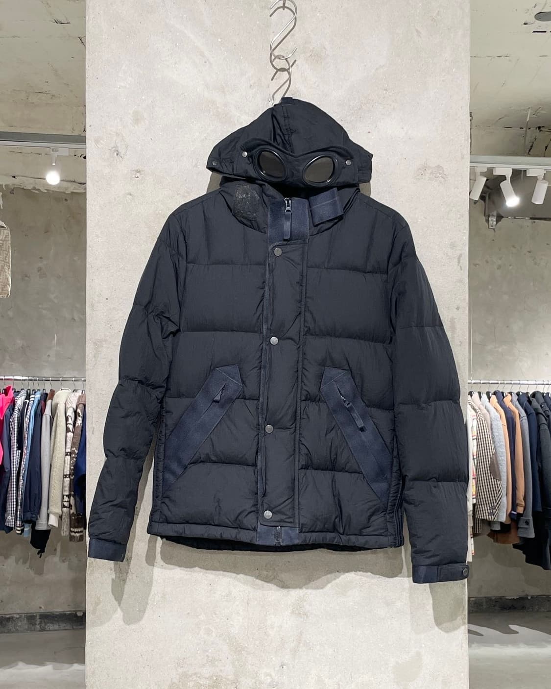 씨피컴퍼니 블랙 크랭클랩스 고글 덕 다운 후디 자켓 상품이미지1