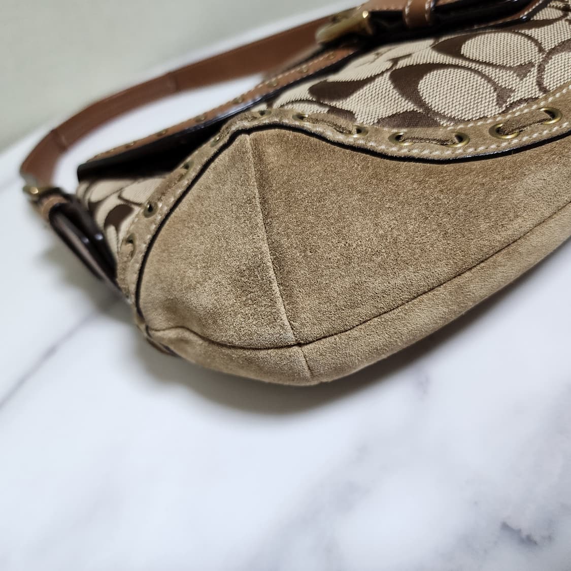 코치 스웨이드 버클 숄더백 상품이미지9