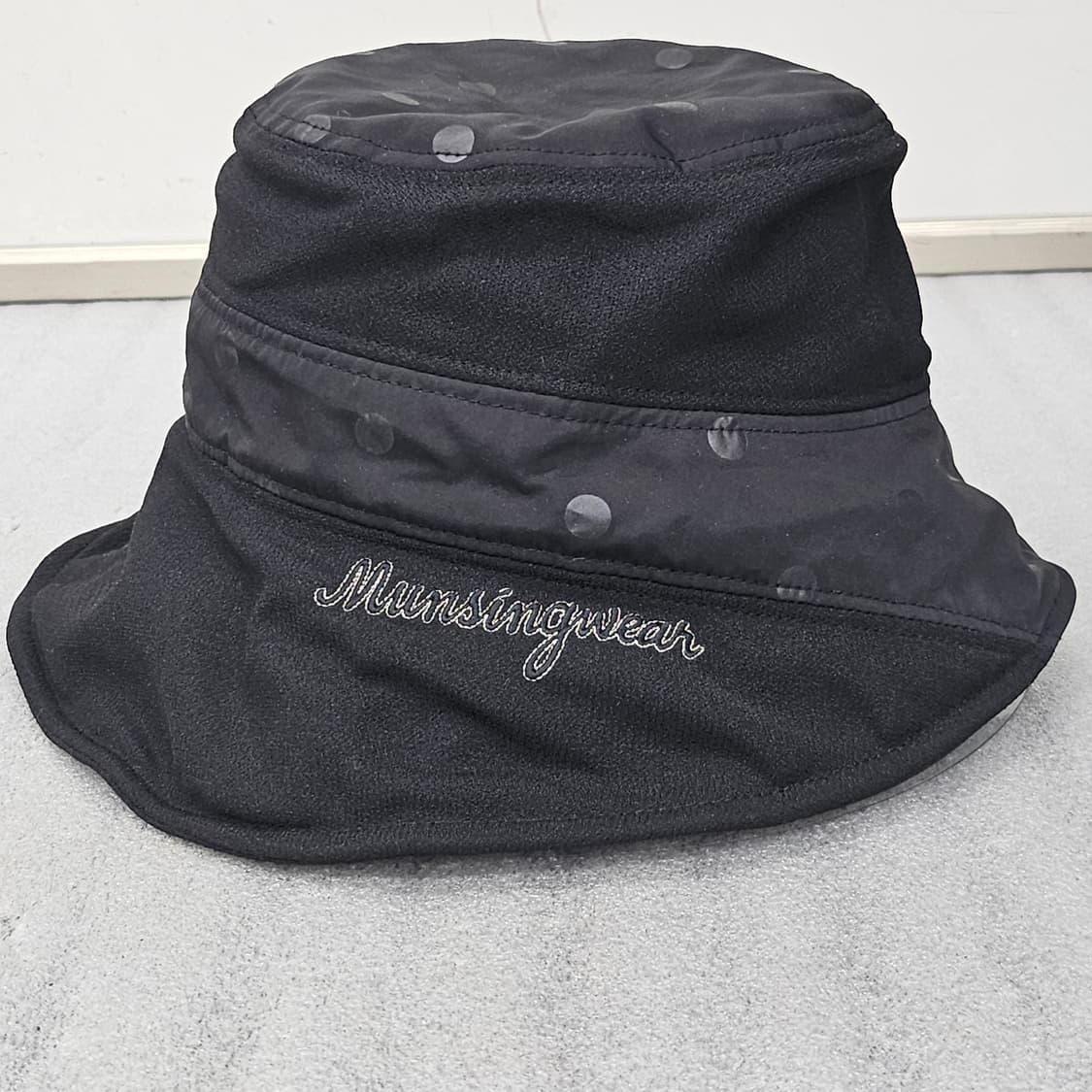 깔끔한 블랙 색상에 귀여운 도트 패턴이 돋보이는 Munsingwear 정 상품이미지3